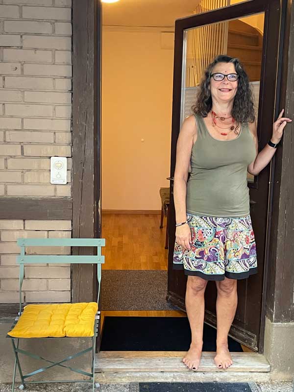 Schamanische Heilnacht in Basel: Karin Hangartner heisst die Teilnehmerinnen an der offenen Eingangstüre willkommen.