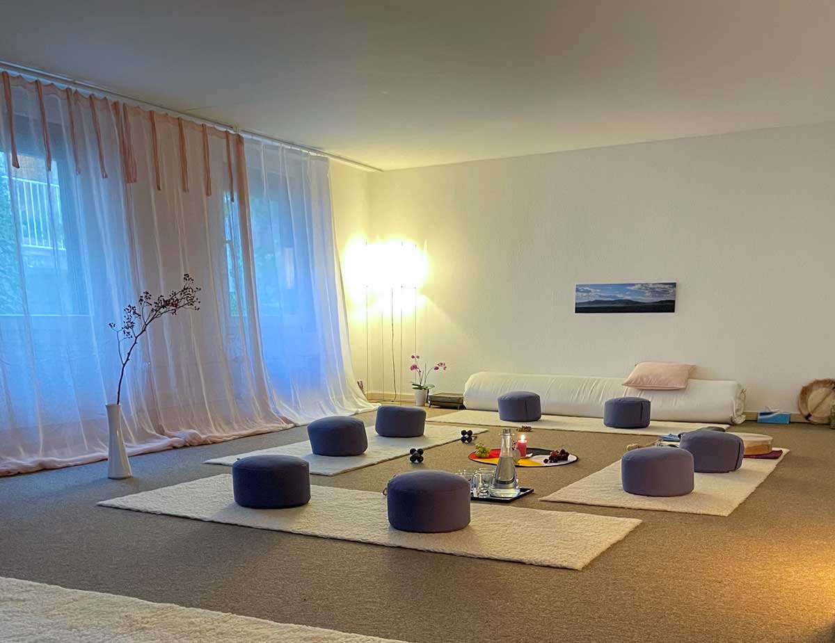 Schamanische Heilreise in Basel: Der gemütliche Workshopraum mit Schaffellmatten, Meditationskissen und sanften Licht.
